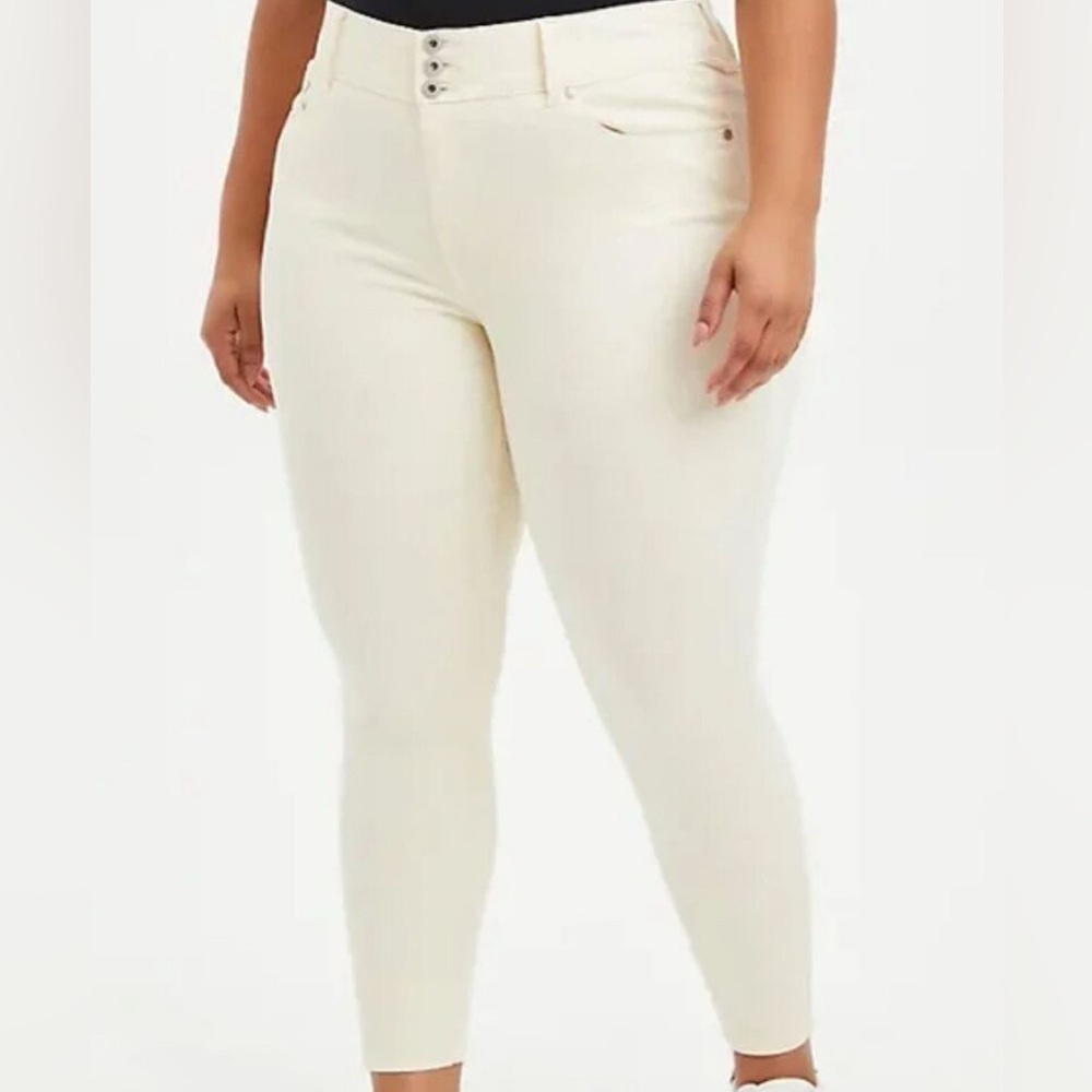 Torrid NWT Crop Skinny Jegging Super Soft High-Rise Jean